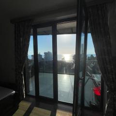 Квартира с большим балконом на море