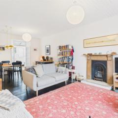 Walkable 3-bed Townhouse with Free Parking