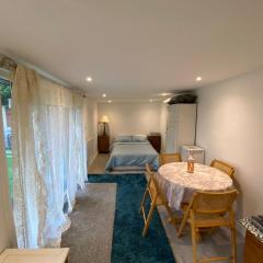 FABULOUS Self contained GARDEN STUDIO EGHAM