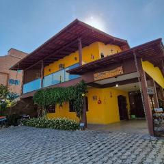 Suítes confortáveis para família de até 3 adultos e 1 criança