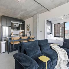 Modern Luxe 2BR Escape, City Views, 1 stop to NYC
