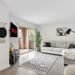 Stylish 1 Bd Pool Jacuzzi Gym KING Bed Free Parking