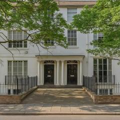 Central Apartment - Sleeps 6 & near Station