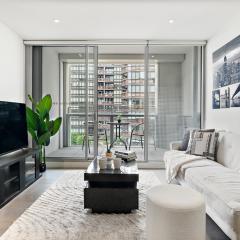 High-Rise 2BR Luxury Docklands Apartment NYC-Inspired Design with Pool Gym Parking and Waterfront Views