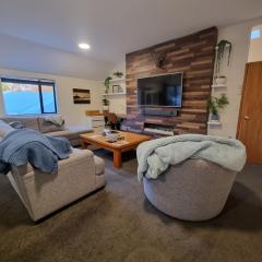 Home on Hagley with Spa Pool & two car parks