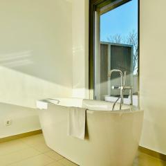 Stylish Spacious Apartment with Free Parking