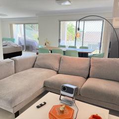 Urban Silver Haven Sleek stay - 1 Min to Station With TV projector Game space and high speed internet