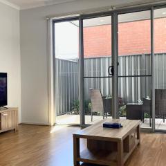 Modern 3BR Townhouse Near Shopping & CBD