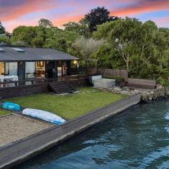 Soul Haven - Lakefront with Spa Kayaks & Stunning Views