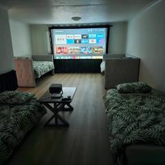 Large Windsor House with 4 Bedrooms Cinema Lounge 10 beds Sleeps 13