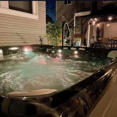 Garden Suite- Private Deck, Hot Tub & Fast WiFi