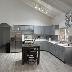 3BD 3BA Retreat near Airport w Washer Dryer