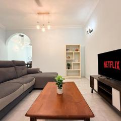 Family Landed 4BR 10 Pax Free Parking and Netflix