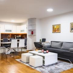 Modern 3 BDR apartment with Free Parking and Patio