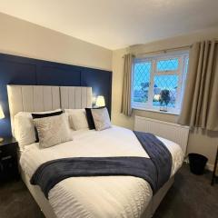 Spacious 5-BDR, Family, Parking, Wi-Fi, Sleeps 10, Contractors, Long Term Stays Allowed