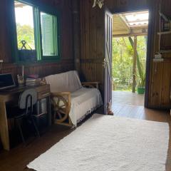 CASINHA de MADEIRA ACONCHEGANTE