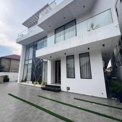 4 bedroom house with a pool