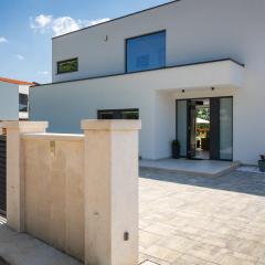 Modern villa Blanka with pool and grill in Tinjan