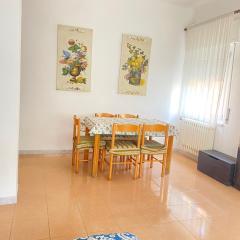 Numana centro a 500 mt mare, trilocale con 2 camere a letti piani, 1 posto auto