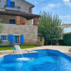 Rustic Villa Simone with outdoor pool in Porec