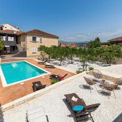 3 Bedroom Stunning Apartment In Okrug Gornji