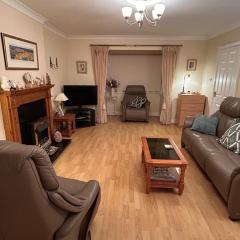 21 Balrath Wood - entire 3 bedroom house with drive and garden sleeps 5