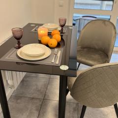 Prestige apartments ,Саймона Сміта 10,центр міста,тепла і комфортна