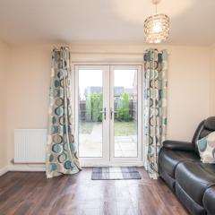 Cosy Two Bedroom House with Driveway Parking and Garden