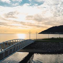 Newcastle Seafront Apartment with Wifi and Parking