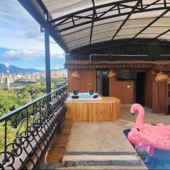 Alojamiento en Medellín con piscina y Jacuzzi privados - PH8