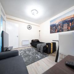 Cosy 2 BR Apt, DLR, London City Airport & ExCeL