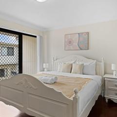 Prime Spot 3-Bed Walk to Bus Drive Anywhere Fast