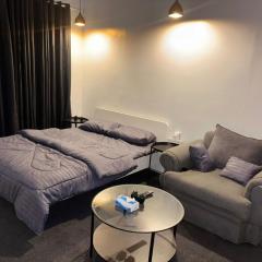 استوديو بتصميم هادئ ومريح في قلب الخبر