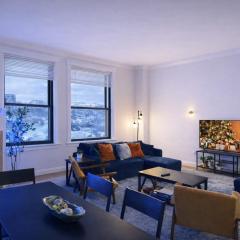 Spacious Loft with Fireplace - near CSU, Playhouse, Progressive field, R&R Hall of Fame with Gym & Sauna and Sleeps 12