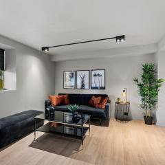 Newly Renovated 5-Bedroom Apartment with parking