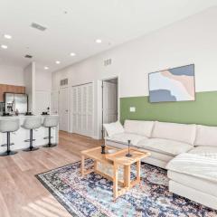 Riviere 3BR Apartment Stylish King Family Pets Friendly Pool & Gym Near Epic Universe