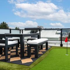 Lux Townhome With Parking and Rooftop Putting Green