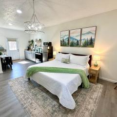 Romantic King Bed, Heart Shaped Hot Tub, Fire Pit