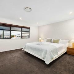 Family-Friendly 4BR with Dual Dining Kid-Friendly