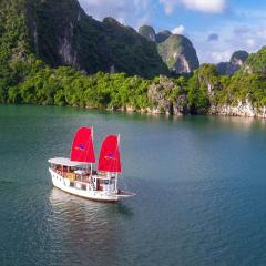 Private Cruise Ha Long Bay - Bai Tu Long Bay