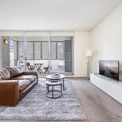 Wake Up by the Water Cozy 2BR in Rhodes