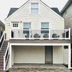 Beautiful renovated 2 Bedroom 2nd floor Condo 2 blocks to the beach and bay