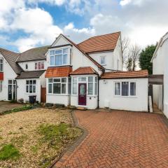 4 Bed - Sleeps 9 - Free Parking - 20 min Gatwick