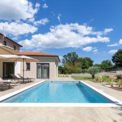 Villa Flores by Briskva