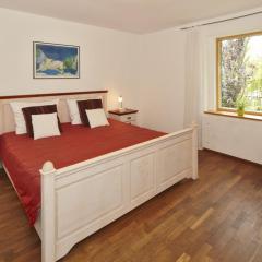 Gepflegtes Reetdachhaus auf großem Grundstück mit Badewanne und Terrasse