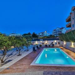 Gorgeous Apartment In Okrug Gornji