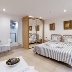 Studio indépendant en villa Calme, Jardins et Piscine à 5 min de la Mer