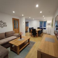 COSY HOUSE, great for family and friends gatherings, CONTRACTOR STAY, free parking, wi-fi, close to the beach, shops, hospital, airport