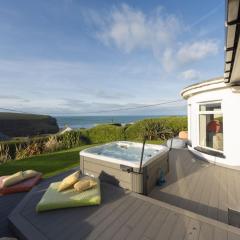 Ocean View, Mawgan Porth - Sea Views - Hot Tub - Free Parking & WiFi