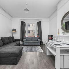 Spacious 2 Bed & 1 Bath - Close to Beach & City Centre